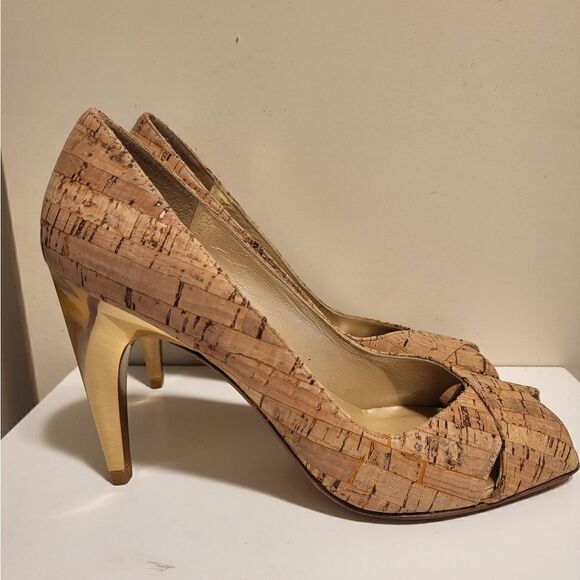 NIB Stuart Weitzman Cork Leather Peep Toe Curved Gold Heel Pumps sz.6.5 Ret $425 - Picture 8 of 14